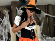 Brune en costume et lingerie pour Halloween